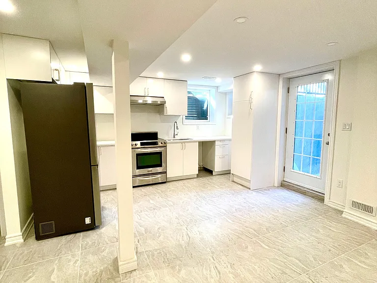 106 Vivians Cres #BASEMENT — Photo 4