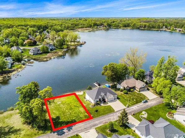 16124 Scenic View Dr, Linden, MI 48451