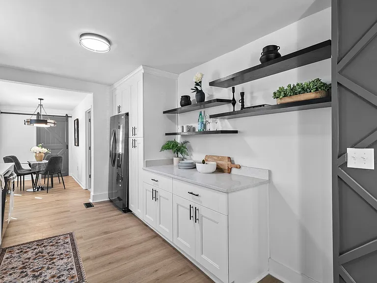 2207 Marshall Ave — Photo 10