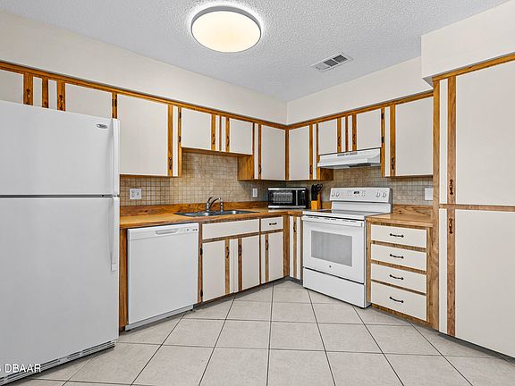 3rd image of 910 Big Tree Rd #203