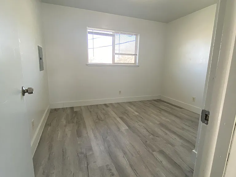 ID - 1070 McKinley Ave - LB - 15 — Photo 4