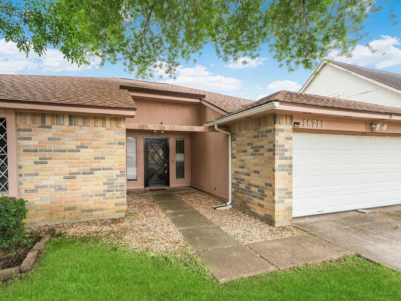 4 bed, 3.0 bath, 2180 sqft, $2,600 — Photo 2