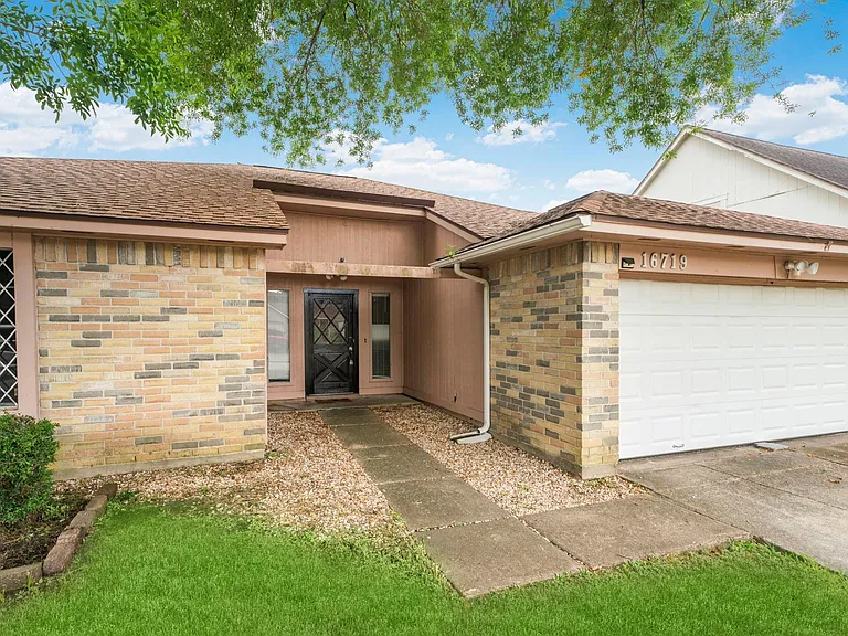 16719 Sky Blue Ln — Photo 2