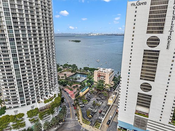 3rd image of 1717 N Bayshore Drive #2238