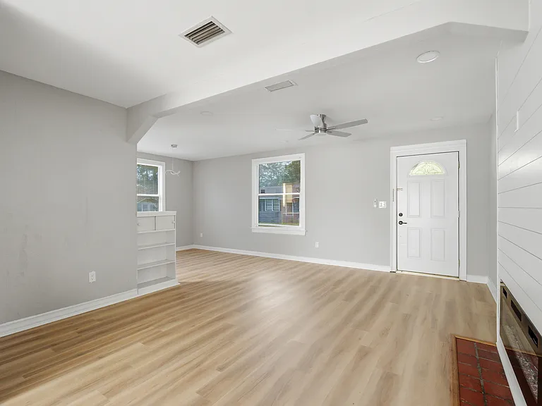 2114 Merrill Ave — Photo 5