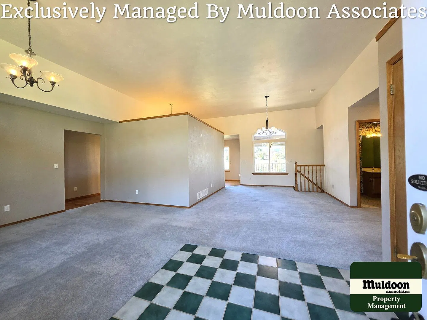Luxury Ranch Living with Mountain Views, Deck & Finished Basement — Photo 3