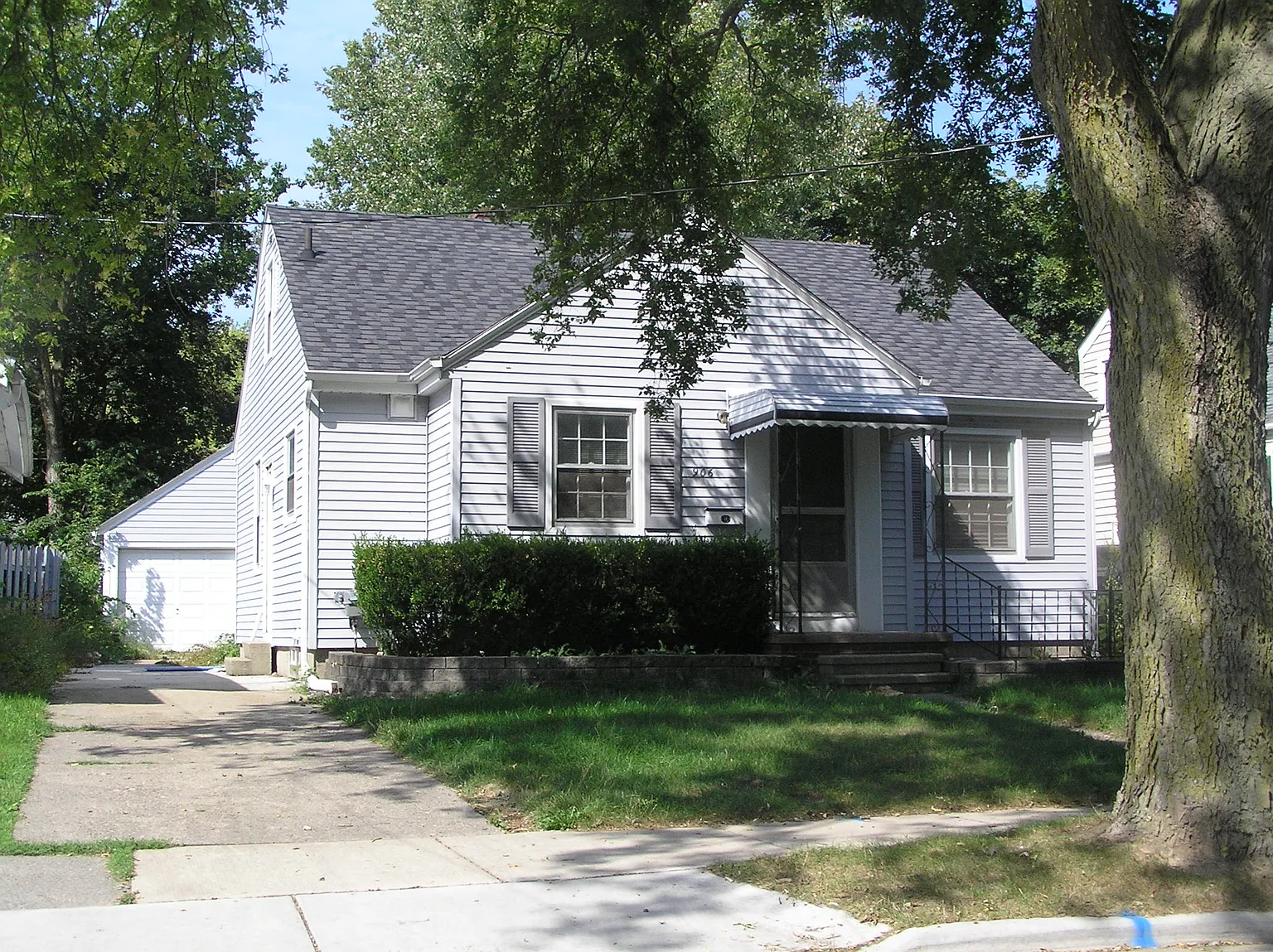 906 Gordon Ave photo 1
