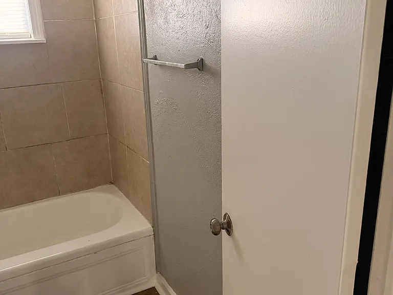 215 Guthrie St — Photo 14