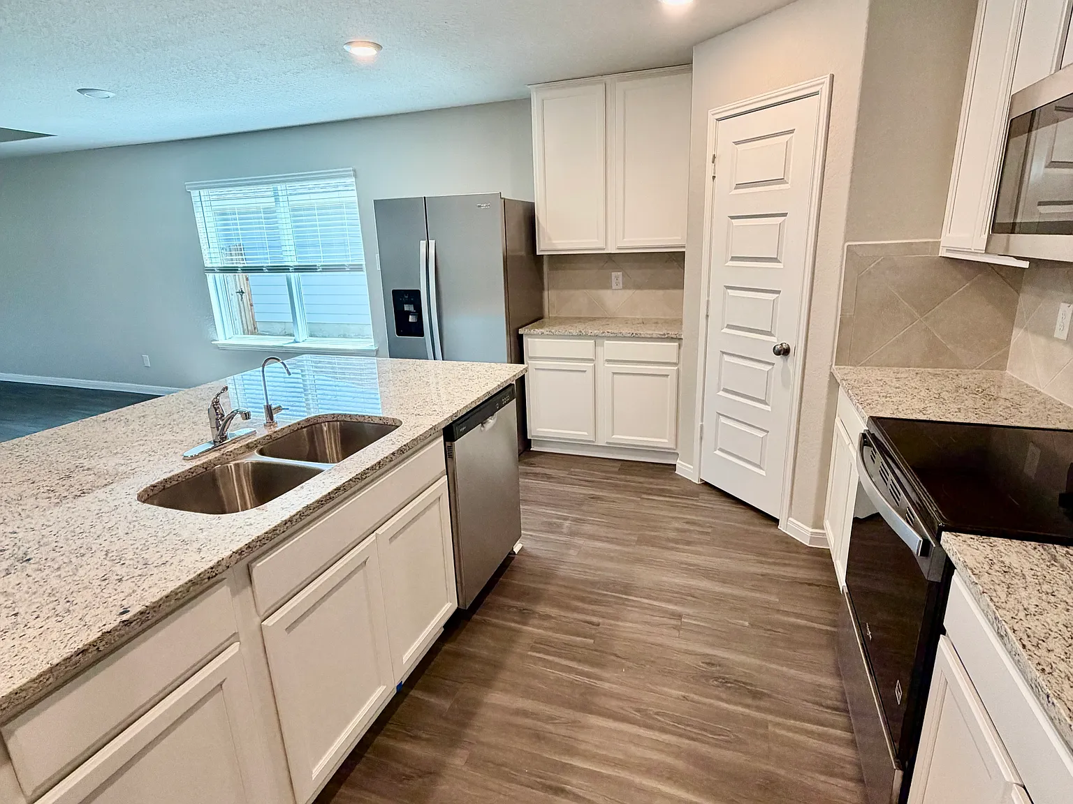 4 bed, 2356 sqft, $2,275 — Photo 3