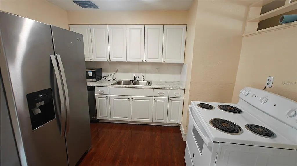 3 bed, 2.0 bath, 1000 sqft, $1,999 — Photo 3