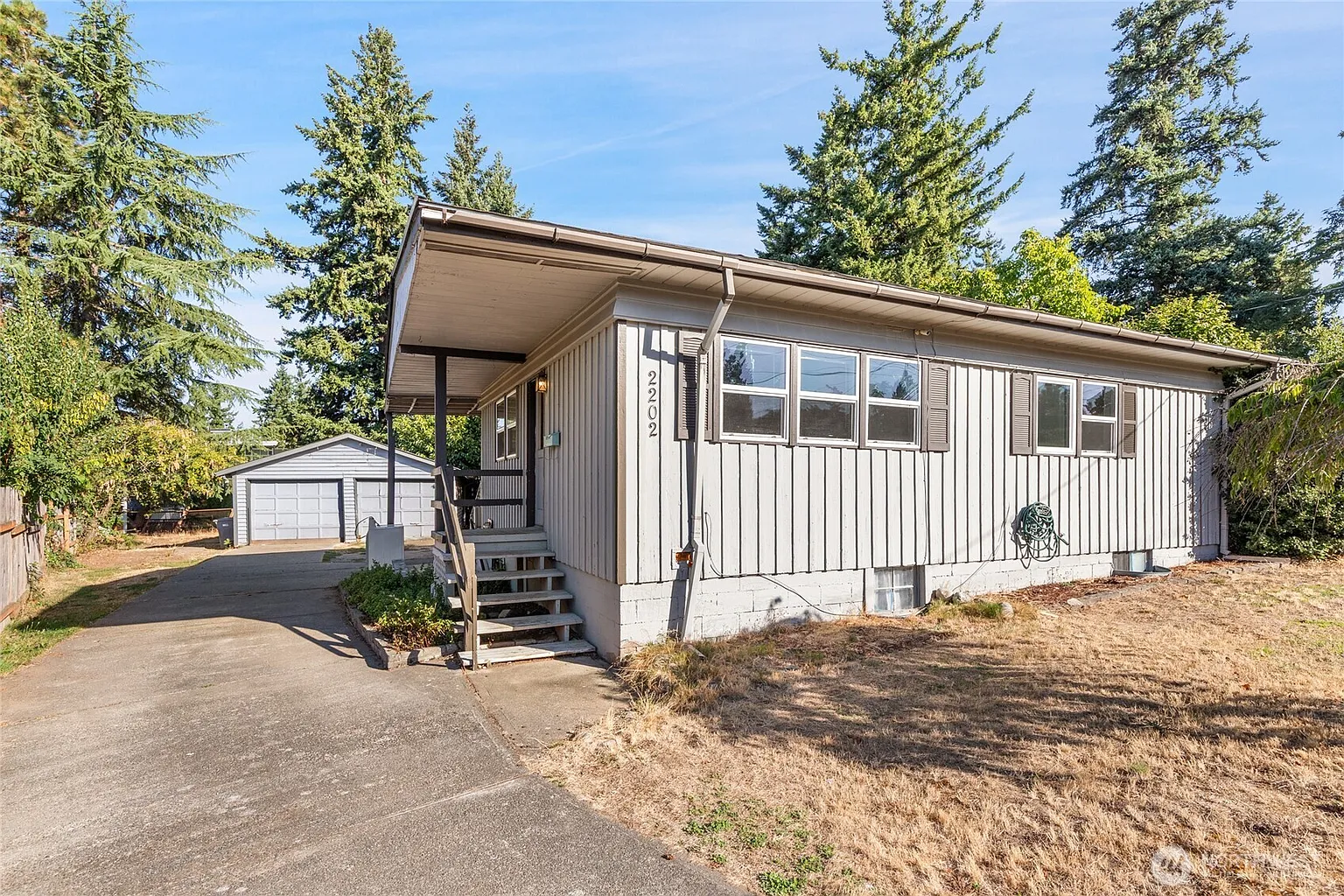 2202 NE 9th Place photo 1