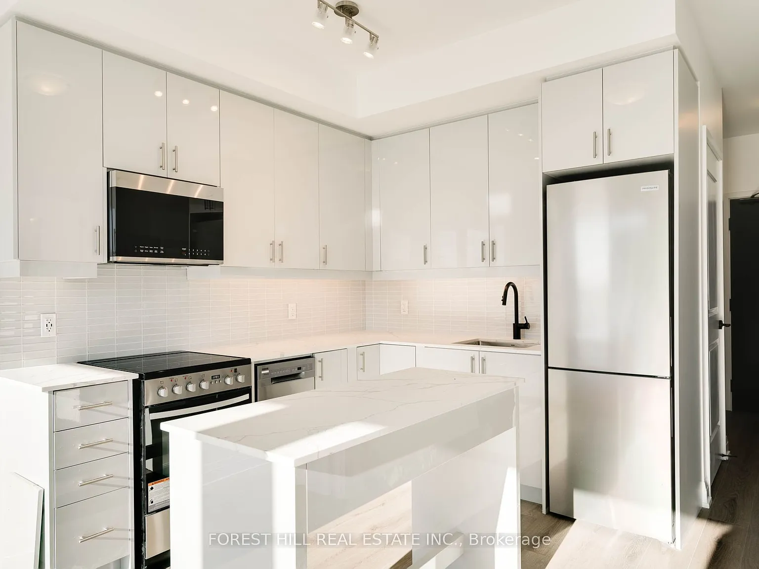 2 bed, $2,400 — Photo 4