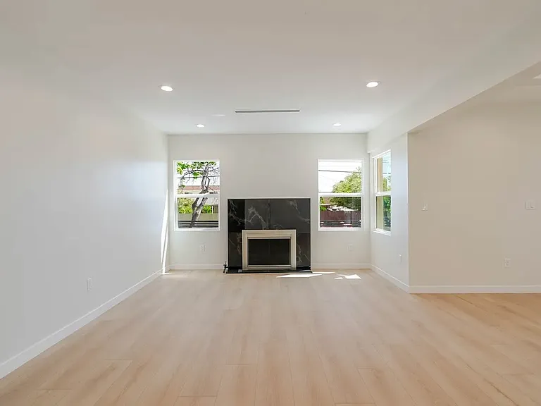 11911 Stagg St — Photo 7
