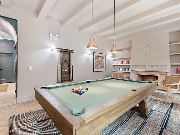 4th image of 1650 W Roscoe St #411