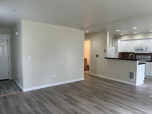4th image of 18105 1st Avenue Ct S