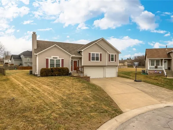 822 13th Ter, Lees Summit, MO 64081