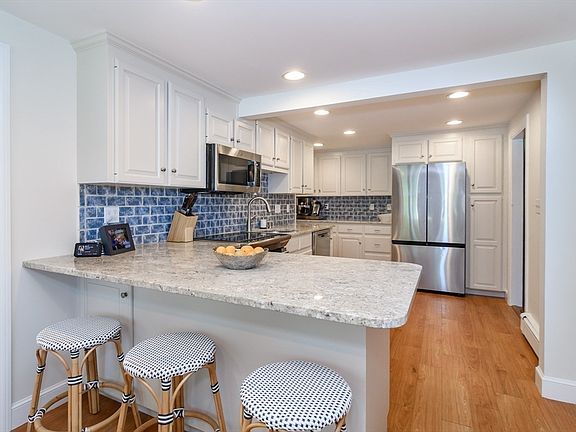 5th image of 48 Beacon St