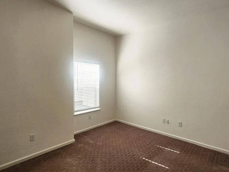 1033 S St #6 — Photo 21