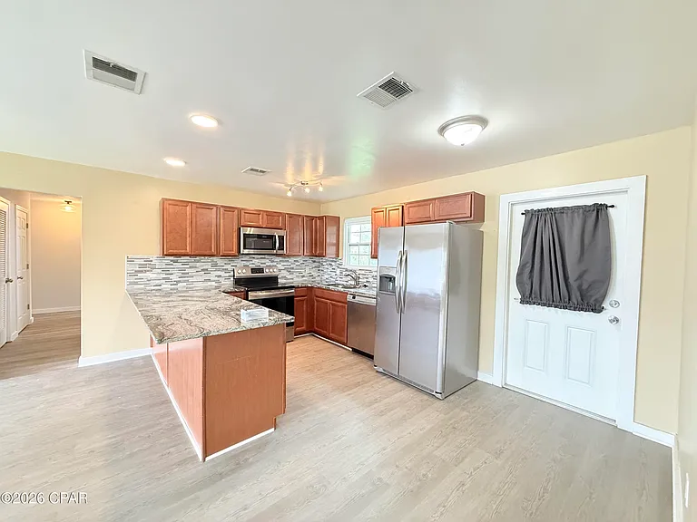 175 N Berthe Ave — Photo 5