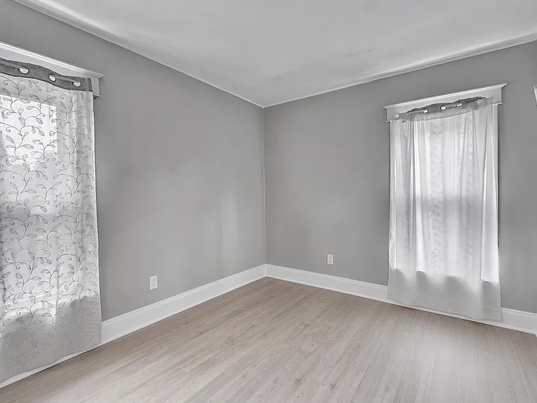 91 Saint Johns Parkside St — Photo 6