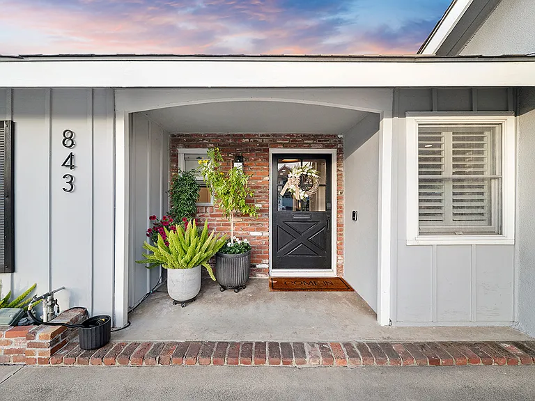 843 Bernard Dr — Photo 2