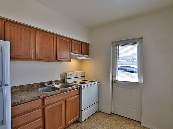 4th image of 857 S Stapley Dr