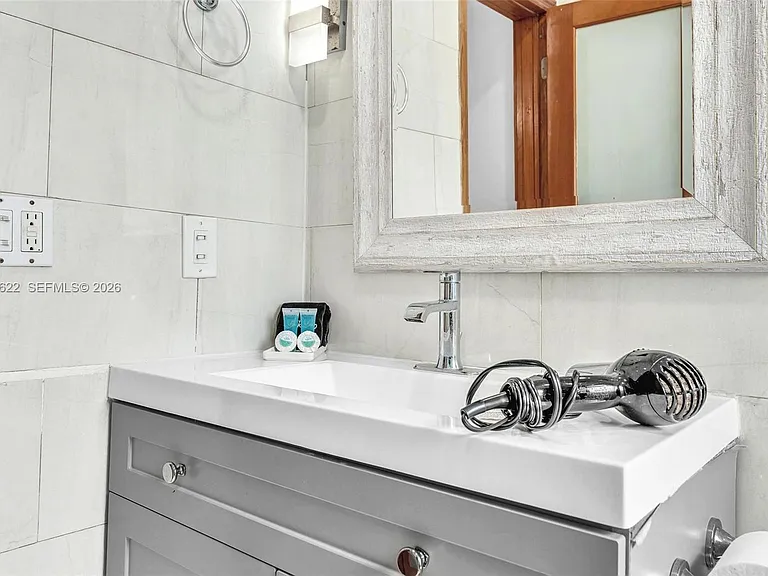 10004 E Bay Harbor Dr #9 — Photo 16