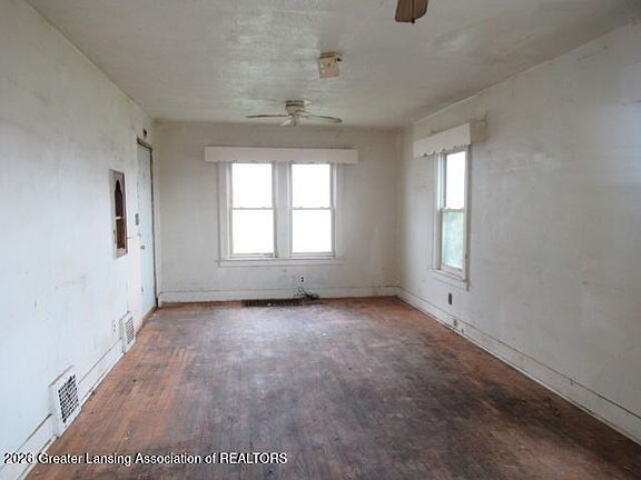 3rd image of 1034 Raider St