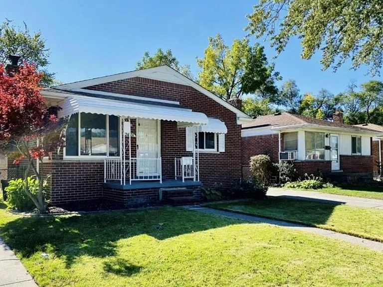 24331 Currier St — Photo 2