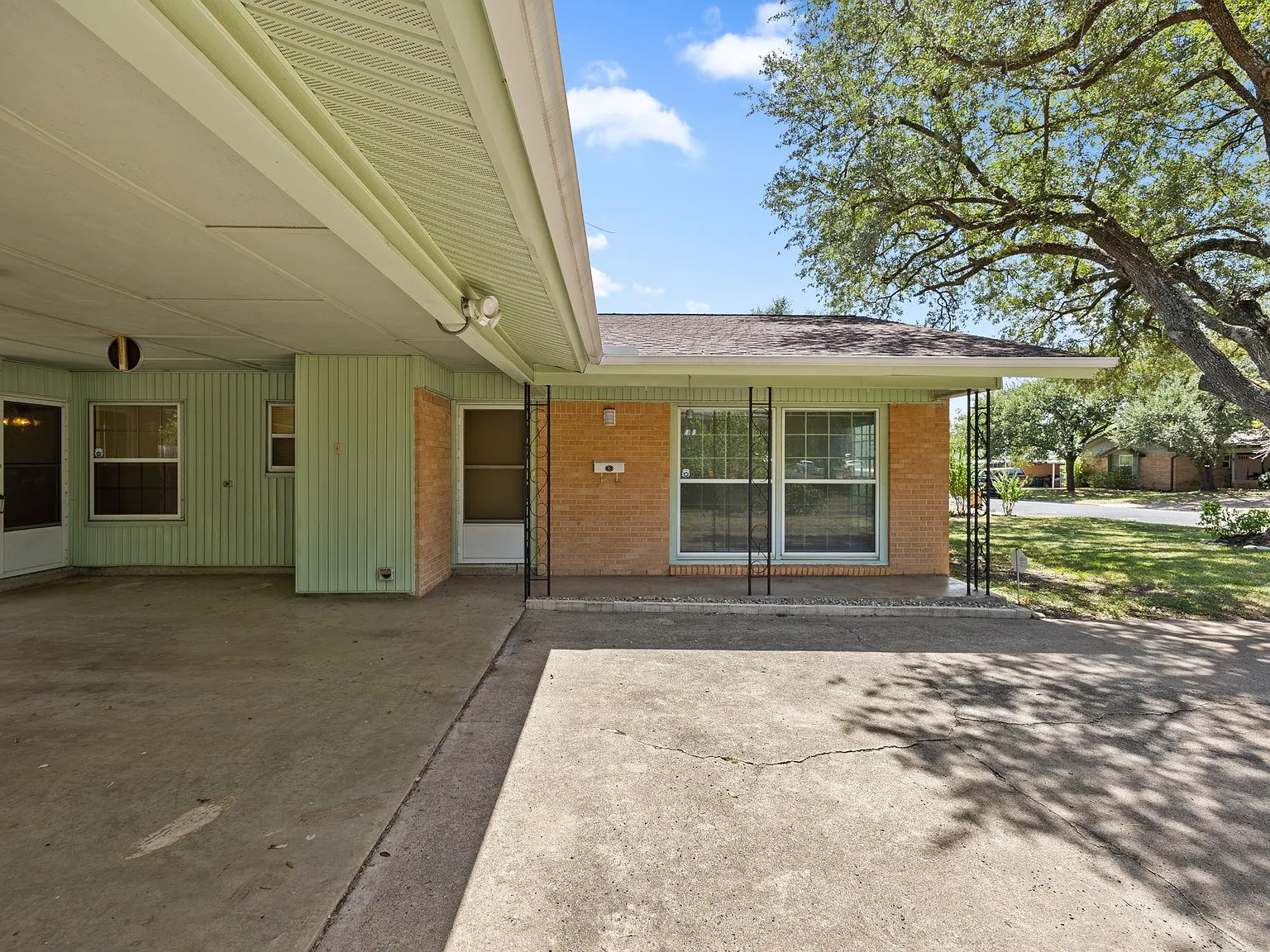 3 bed, 2.0 bath, 1420 sqft, $2,950 — Photo 3