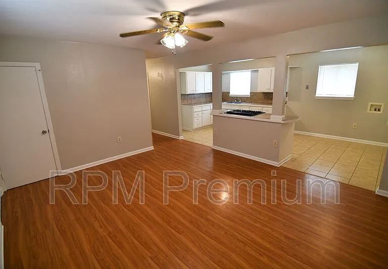 2424 Toledo St — Photo 6