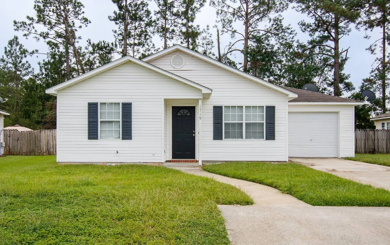 3 bed, 2.0 bath, 1206 sqft, $1,350 — Photo 1