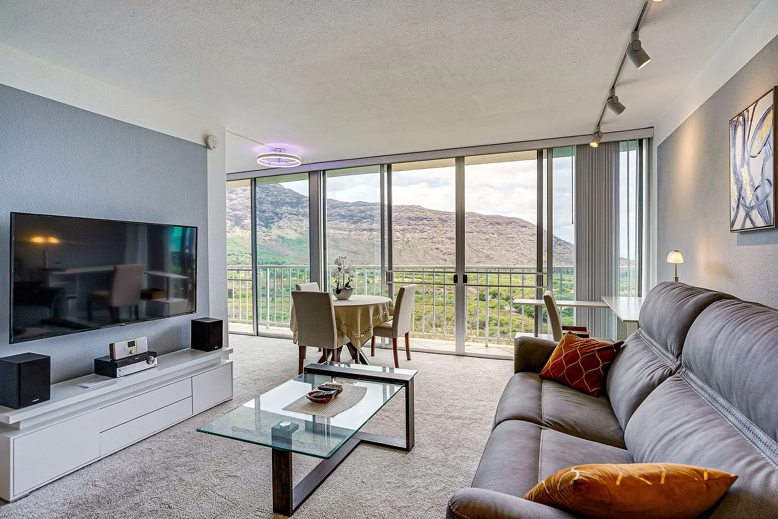 1 bed, 1.0 bath, 678 sqft, $2,806 — Photo 2
