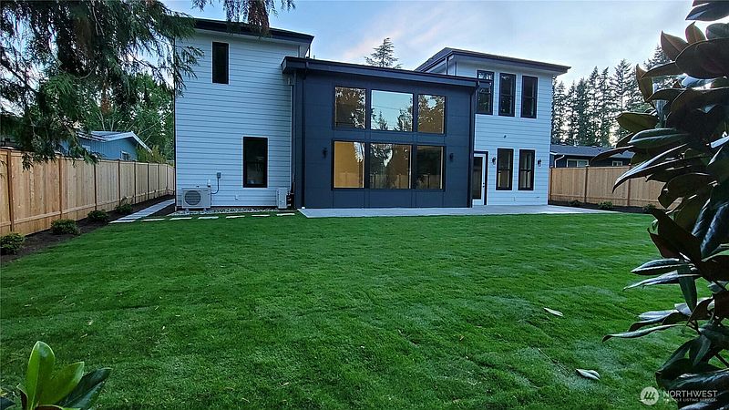5th image of 16906 NE 14th Street