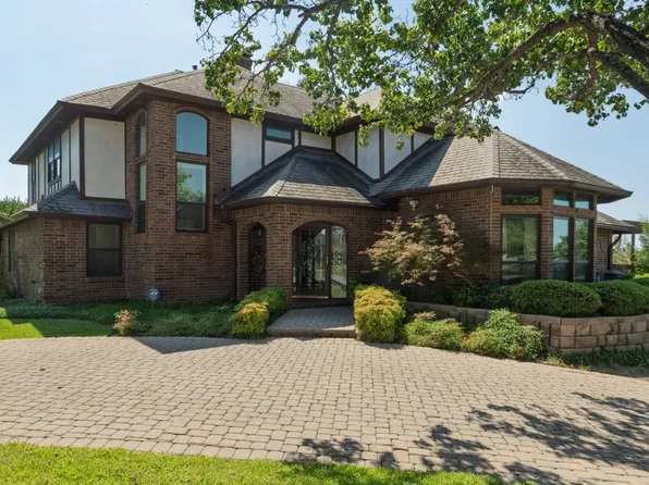 500 Green River Trl, Fort Worth, TX 76103