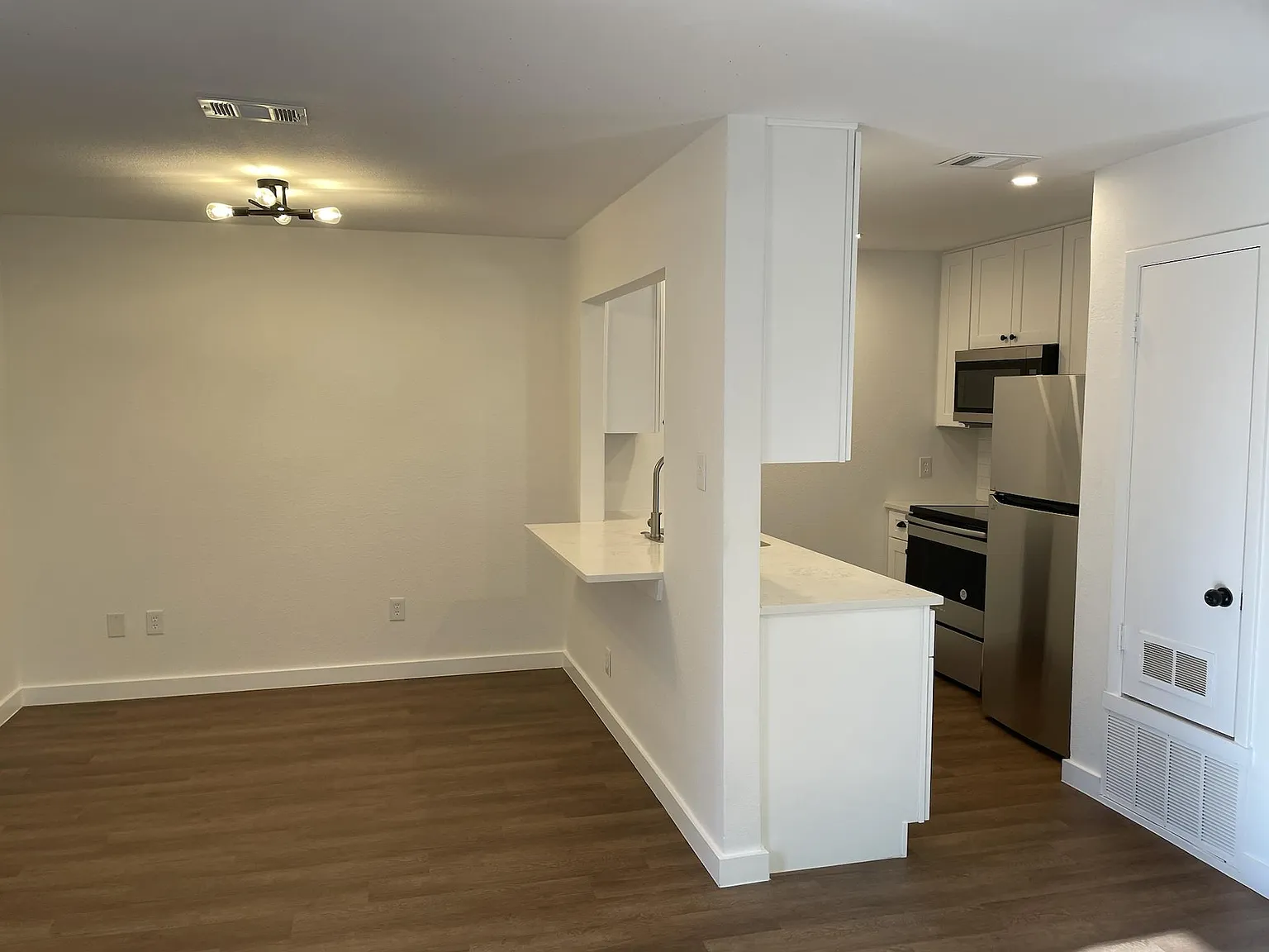 3 bed, 1024 sqft, $1,750 — Photo 3