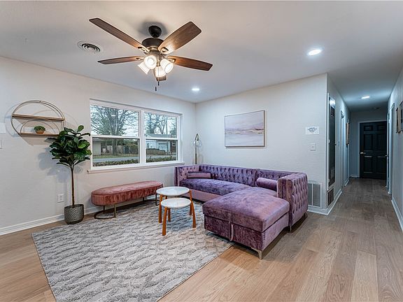 5th image of 806 Carson Dr