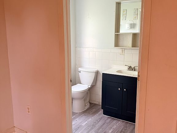 3rd image of 813 W 8th St