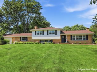 152 Foxwood Ln, Barrington, IL 60010