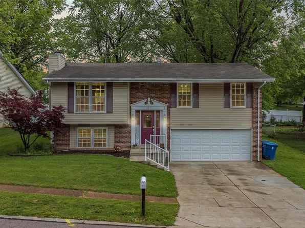 557 Running Creek Dr, Ballwin, MO 63021