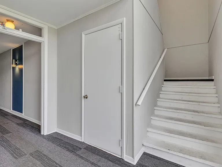 Executive House Apartments — Photo 23