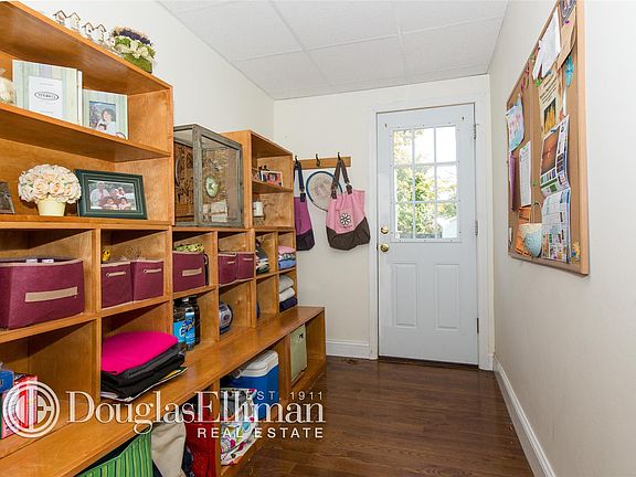 5th image of 263 Bayport Ave