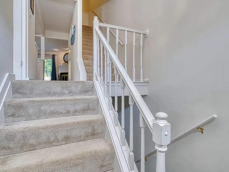 18 Collis Ct — Photo 2