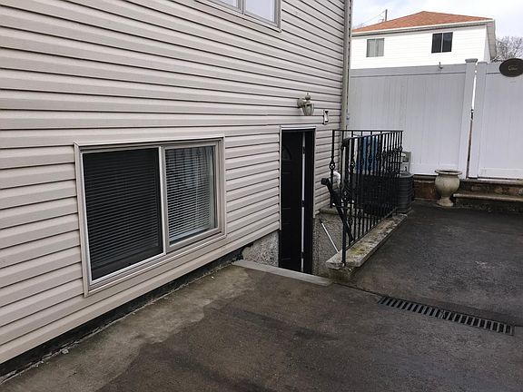 3rd image of 138 Eltingville Blvd