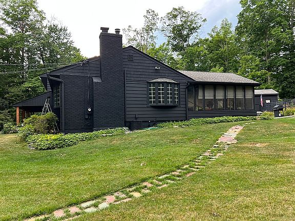 Rt.side-huge screened Porch 