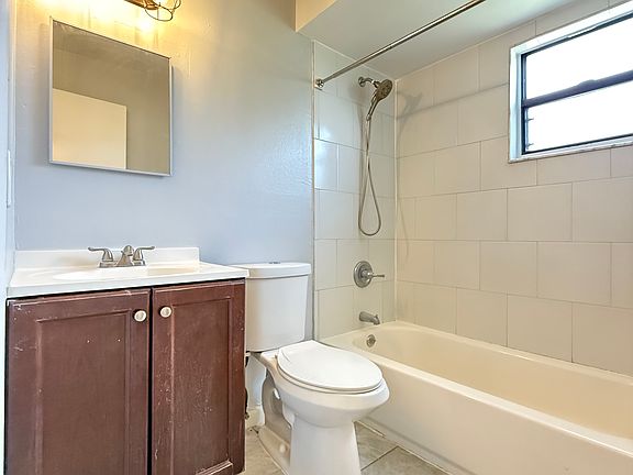 5th image of 907 W Orange St
