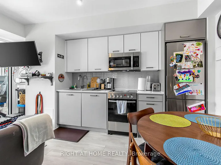 1630 Queen St E #211 — Photo 4