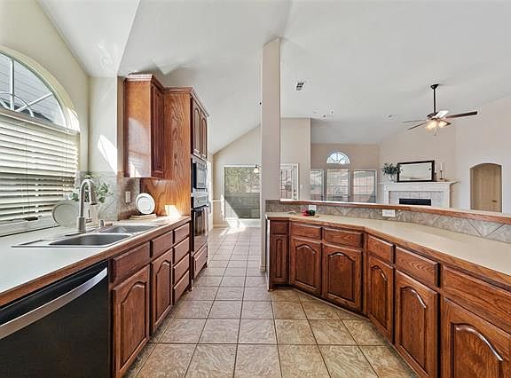3rd image of 1315 Vinehill Ct
