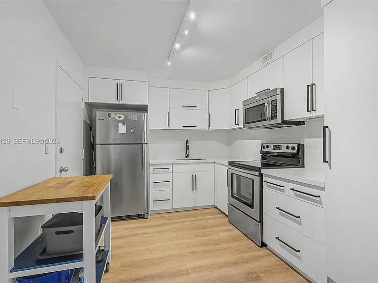 5555 Collins Ave #10V — Photo 8