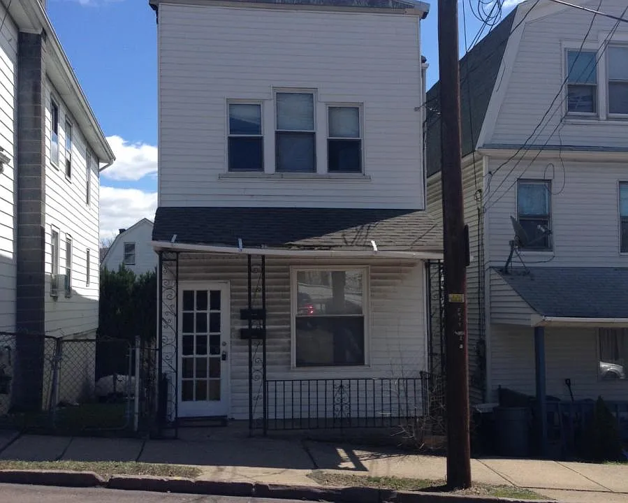 94 Hillside St Front